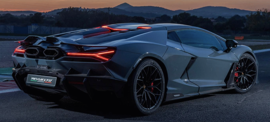 Lamborghini Revuelto 2025 - Lamborghini.com